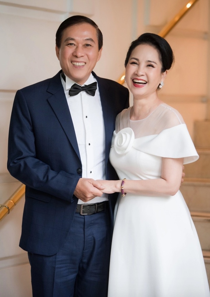 Hôn nhân gần 4 thập kỷ của vợ chồng nghệ sĩ nổi tiếng tham gia diễu hành dịp 2/9- Ảnh 3. Hôn nhân gần 4 thập kỷ của vợ chồng nghệ sĩ nổi tiếng tham gia diễu hành dịp 2/9- Ảnh 3.