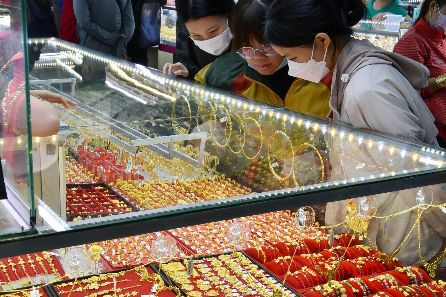 Giá vàng miếng SJC cao chót vót, nên mua hay bán?- Ảnh 1.