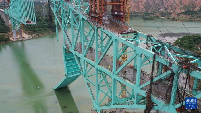 Rùng mình cảnh tượng cây cầu lớn đổ sập tại Trung Quốc vào rạng sáng, vẫn còn chục người mất tích- Ảnh 1. Rùng mình cảnh tượng cây cầu lớn đổ sập tại Trung Quốc vào rạng sáng, vẫn còn chục người mất tích- Ảnh 1.