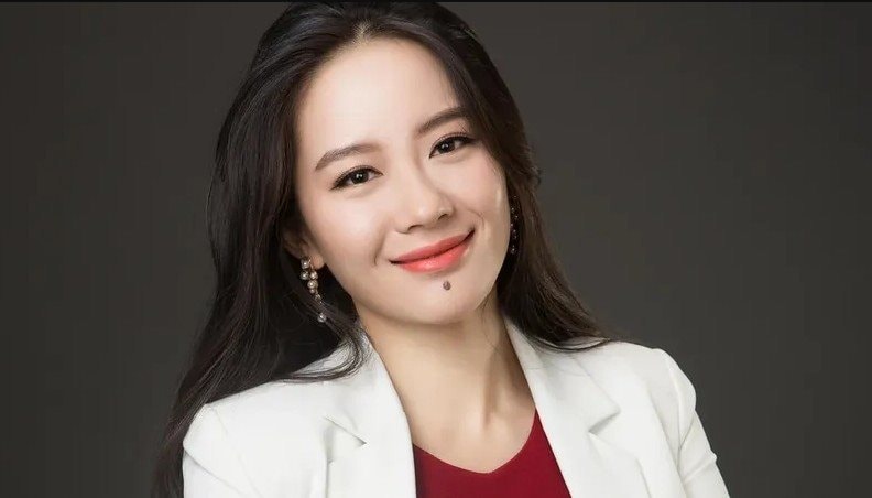 Chân dung người phụ nữ quyền lực nhất giới tiền số: Mồ côi cha năm 9 tuổi, đi bán nước ngọt ở siêu thị đến ‘tỷ phú crypto’- Ảnh 1. Chân dung người phụ nữ quyền lực nhất giới tiền số: Mồ côi cha năm 9 tuổi, đi bán nước ngọt ở siêu thị đến ‘tỷ phú crypto’- Ảnh 1.