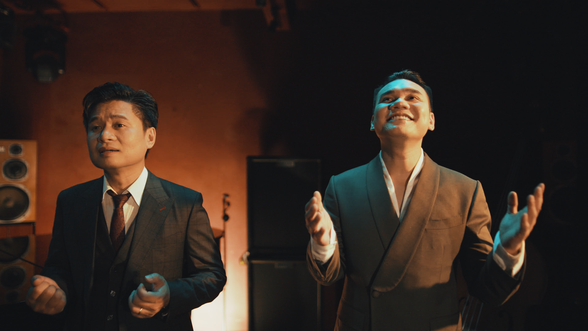 Giám đốc 1 Nhà hát nhận lời song ca, Khắc Việt phải thốt lên "may mắn đặc biệt"- Ảnh 1. Giám đốc 1 Nhà hát nhận lời song ca, Khắc Việt phải thốt lên "may mắn đặc biệt"- Ảnh 1.