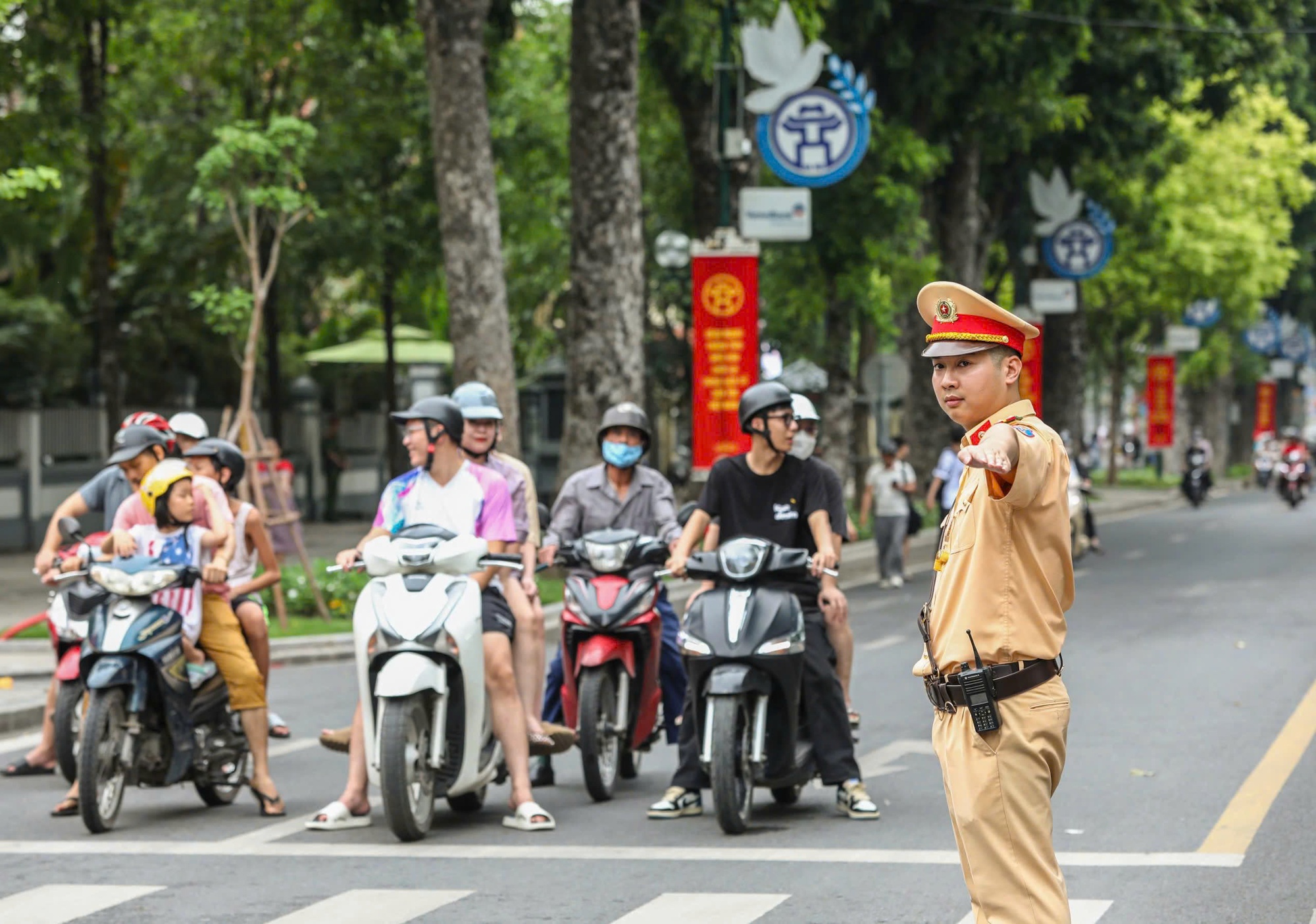 Công an Hà Nội thông báo khẩn tới tất cả các phương tiện giao thông từ 12h30 ngày mai- Ảnh 1. Công an Hà Nội thông báo khẩn tới tất cả các phương tiện giao thông từ 12h30 ngày mai- Ảnh 1.