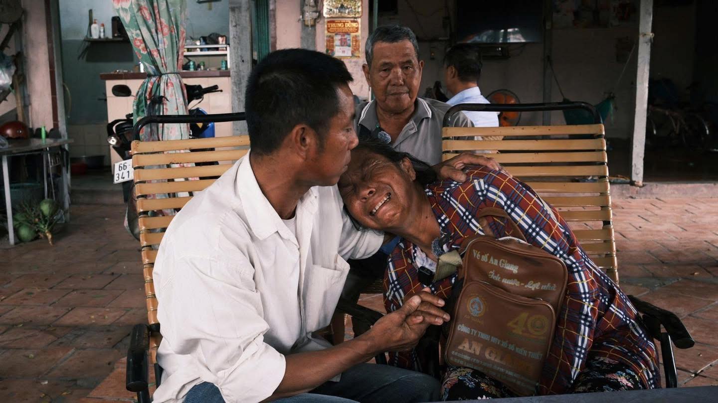 Dàn YouTuber, TikToker tràn xuống nhà chú Ba Minh (Đồng Tháp) sau câu chuyện tình lấy nước mắt- Ảnh 1. Dàn YouTuber, TikToker tràn xuống nhà chú Ba Minh (Đồng Tháp) sau câu chuyện tình lấy nước mắt- Ảnh 1.
