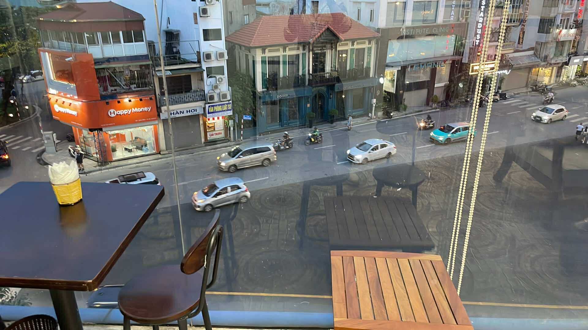 Chủ quán cà phê có view xem diễu binh đẹp nhất Hà Nội: "Chỉ 60 khách may mắn đặt được bàn, kín lịch suốt 2 tháng nay"- Ảnh 4. Chủ quán cà phê có view xem diễu binh đẹp nhất Hà Nội: "Chỉ 60 khách may mắn đặt được bàn, kín lịch suốt 2 tháng nay"- Ảnh 4.