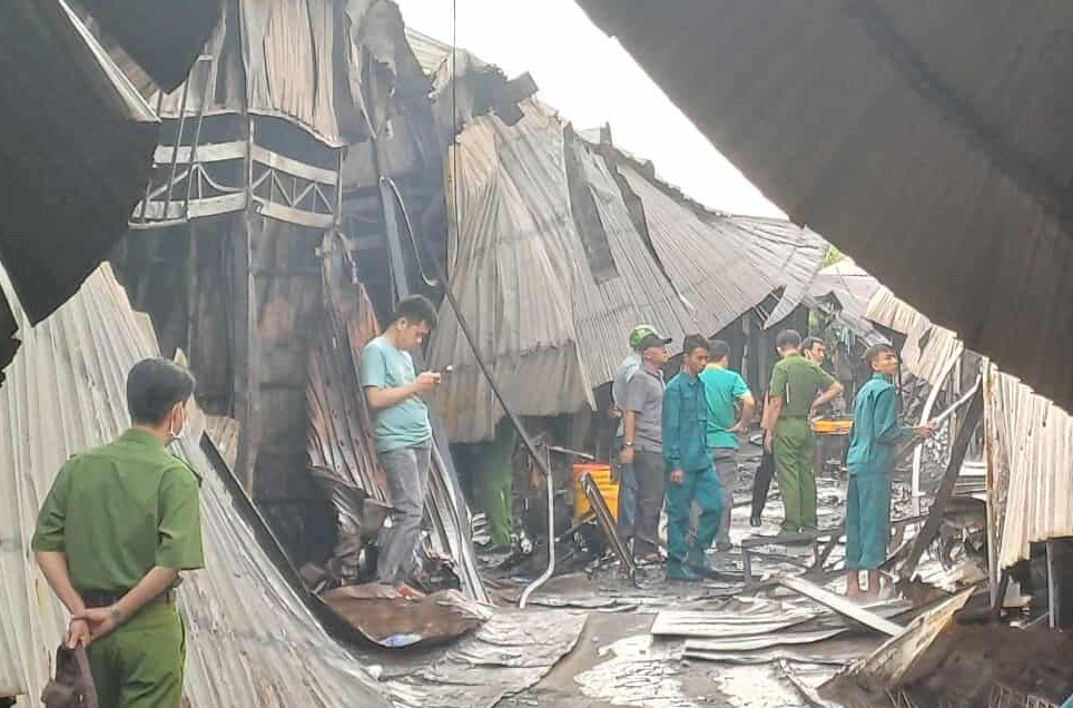 Thiệt hại hơn 20 tỷ đồng trong vụ cháy 57 ki ốt ở chợ nghi do ghen tuông- Ảnh 1. Thiệt hại hơn 20 tỷ đồng trong vụ cháy 57 ki ốt ở chợ nghi do ghen tuông- Ảnh 1.
