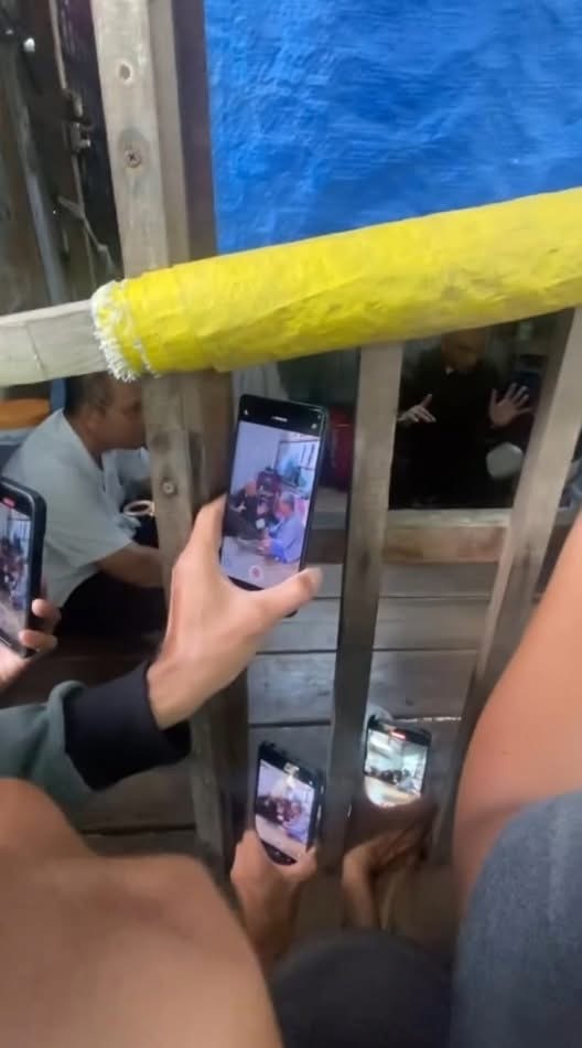 Dàn YouTuber, TikToker tràn xuống nhà chú Ba Minh (Đồng Tháp) sau câu chuyện tình lấy nước mắt- Ảnh 3. Dàn YouTuber, TikToker tràn xuống nhà chú Ba Minh (Đồng Tháp) sau câu chuyện tình lấy nước mắt- Ảnh 3.