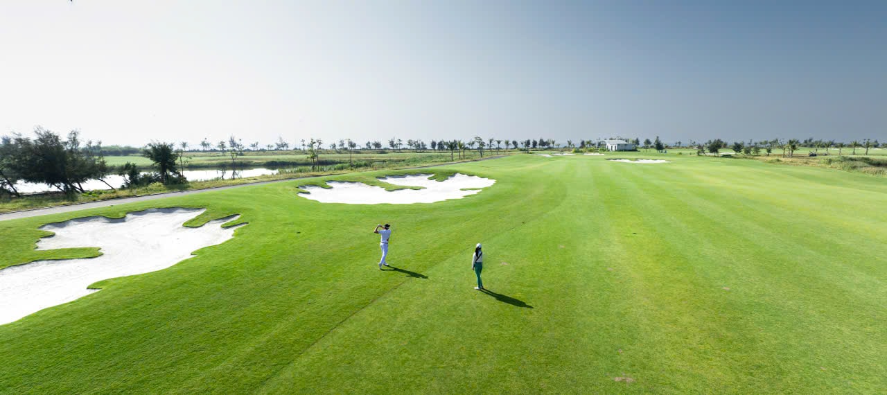 Golf Course là gì? Tất tần tật về sân Golf cho người mới dấn thân vào "môn thể thao quý tộc"- Ảnh 2. Golf Course là gì? Tất tần tật về sân Golf cho người mới dấn thân vào "môn thể thao quý tộc"- Ảnh 2.