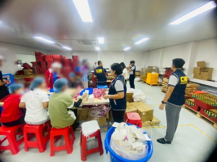Một thiếu tướng chỉ huy cuộc đột kích nhà máy, tóm gọn đường dây sản xuất mỹ phẩm giả quy mô 13 tỷ đồng, tịch thu hơn 200.000 sản phẩm không giấy phép- Ảnh 4. Một thiếu tướng chỉ huy cuộc đột kích nhà máy, tóm gọn đường dây sản xuất mỹ phẩm giả quy mô 13 tỷ đồng, tịch thu hơn 200.000 sản phẩm không giấy phép- Ảnh 4.