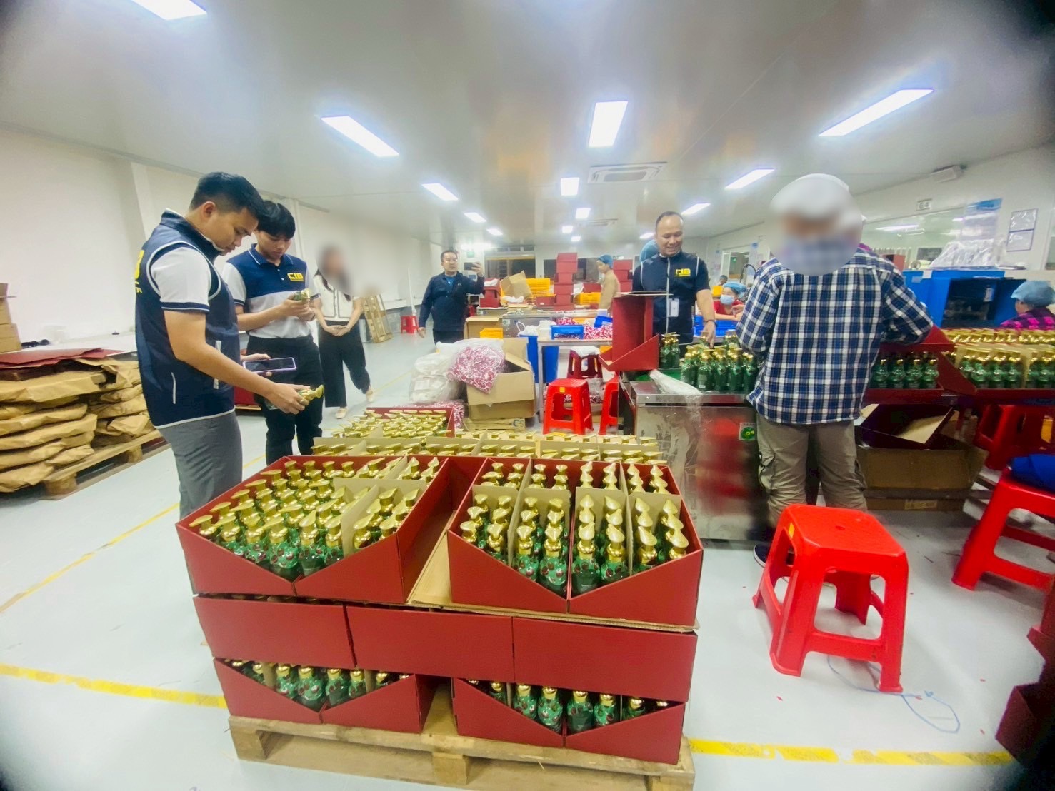Một thiếu tướng chỉ huy cuộc đột kích nhà máy, tóm gọn đường dây sản xuất mỹ phẩm giả quy mô 13 tỷ đồng, tịch thu hơn 200.000 sản phẩm không giấy phép- Ảnh 3. Một thiếu tướng chỉ huy cuộc đột kích nhà máy, tóm gọn đường dây sản xuất mỹ phẩm giả quy mô 13 tỷ đồng, tịch thu hơn 200.000 sản phẩm không giấy phép- Ảnh 3.