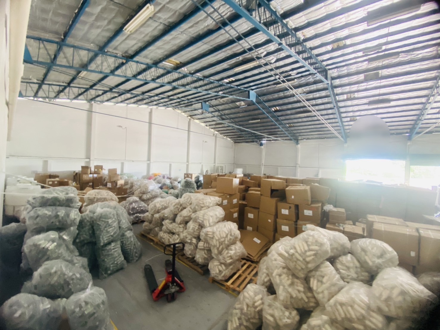 Một thiếu tướng chỉ huy cuộc đột kích nhà máy, tóm gọn đường dây sản xuất mỹ phẩm giả quy mô 13 tỷ đồng, tịch thu hơn 200.000 sản phẩm không giấy phép- Ảnh 1. Một thiếu tướng chỉ huy cuộc đột kích nhà máy, tóm gọn đường dây sản xuất mỹ phẩm giả quy mô 13 tỷ đồng, tịch thu hơn 200.000 sản phẩm không giấy phép- Ảnh 1.