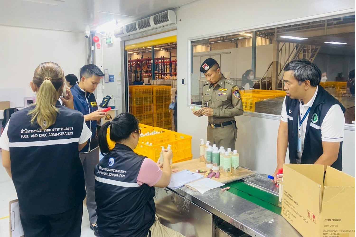 Một thiếu tướng chỉ huy cuộc đột kích nhà máy, tóm gọn đường dây sản xuất mỹ phẩm giả quy mô 13 tỷ đồng, tịch thu hơn 200.000 sản phẩm không giấy phép- Ảnh 2. Một thiếu tướng chỉ huy cuộc đột kích nhà máy, tóm gọn đường dây sản xuất mỹ phẩm giả quy mô 13 tỷ đồng, tịch thu hơn 200.000 sản phẩm không giấy phép- Ảnh 2.