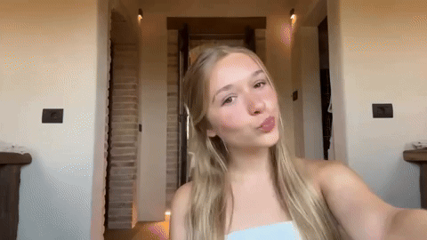 8s tiểu thư Harper diện áo cúp ngực ngồi make-up khiến fan nhận ra út cưng nhà Beckham đã thành thiếu nữ thật rồi!- Ảnh 1. 8s tiểu thư Harper diện áo cúp ngực ngồi make-up khiến fan nhận ra út cưng nhà Beckham đã thành thiếu nữ thật rồi!- Ảnh 1.