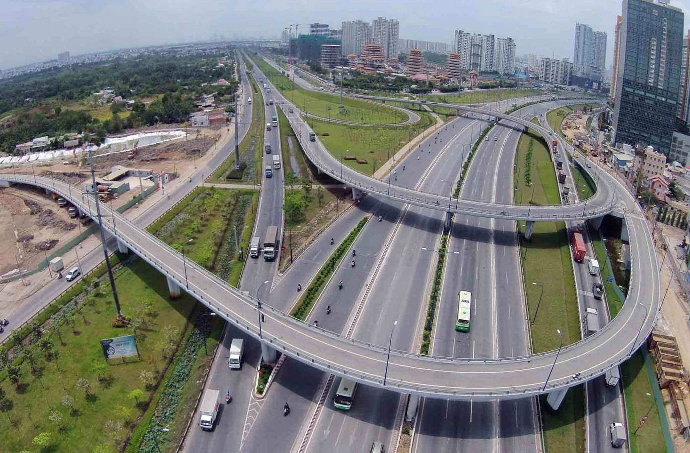 Kinh tế tăng trưởng ra sao khi được 'bơm' vốn lớn?- Ảnh 1. Kinh tế tăng trưởng ra sao khi được 'bơm' vốn lớn?- Ảnh 1.