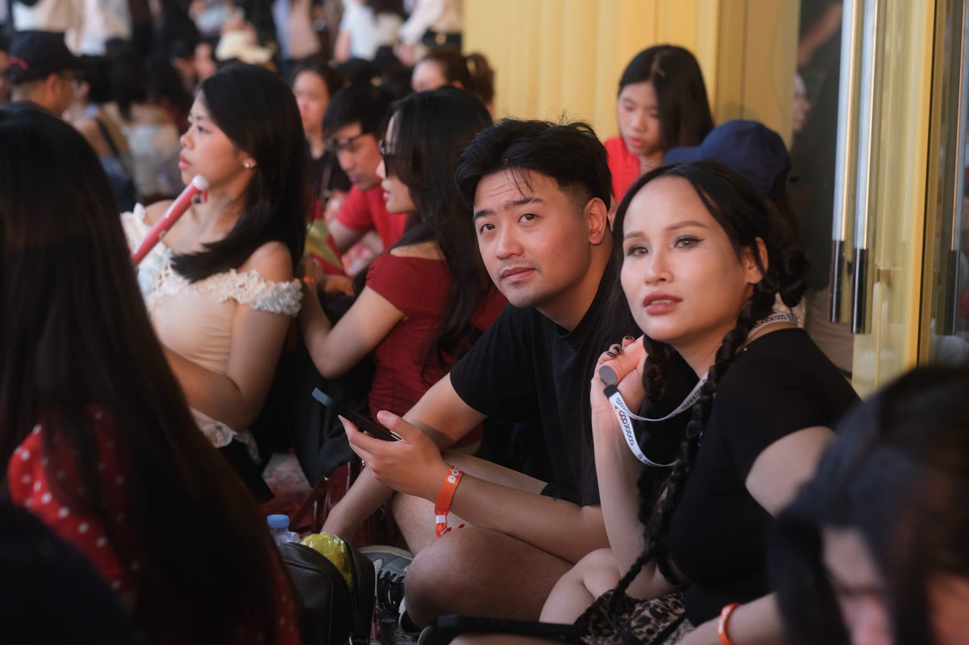 50.000 người đổ về Đông Anh bất chấp mưa trắng trời- Ảnh 3. 50.000 người đổ về Đông Anh bất chấp mưa trắng trời- Ảnh 3.