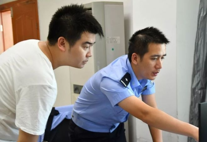 Đột kích nhà người đàn ông thường xuyên than nghèo, tịch thu 9 tỷ đồng tiền mặt chất thành “núi”- Ảnh 1. Đột kích nhà người đàn ông thường xuyên than nghèo, tịch thu 9 tỷ đồng tiền mặt chất thành “núi”- Ảnh 1.