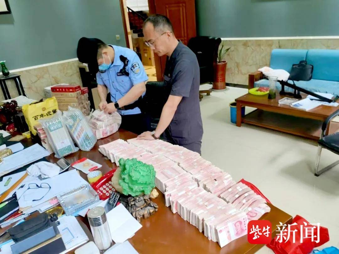 Đột kích nhà người đàn ông thường xuyên than nghèo, tịch thu 9 tỷ đồng tiền mặt chất thành “núi”- Ảnh 2. Đột kích nhà người đàn ông thường xuyên than nghèo, tịch thu 9 tỷ đồng tiền mặt chất thành “núi”- Ảnh 2.