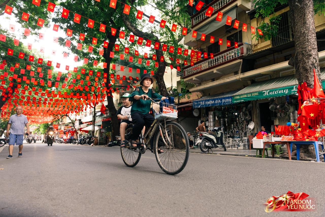 Hà Nội, những ngày đi dưới bóng cờ!- Ảnh 24. Hà Nội, những ngày đi dưới bóng cờ!- Ảnh 24.