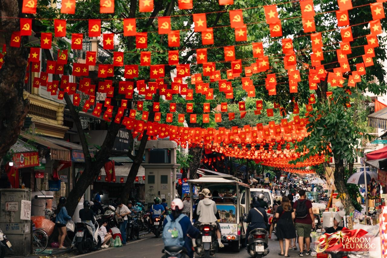 Hà Nội, những ngày đi dưới bóng cờ!- Ảnh 1. Hà Nội, những ngày đi dưới bóng cờ!- Ảnh 1.