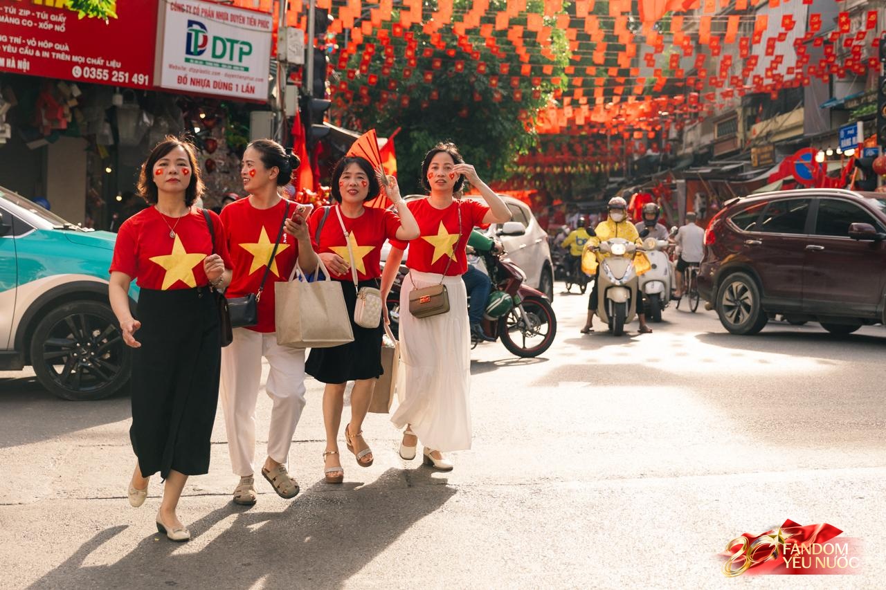Hà Nội, những ngày đi dưới bóng cờ!- Ảnh 15. Hà Nội, những ngày đi dưới bóng cờ!- Ảnh 15.