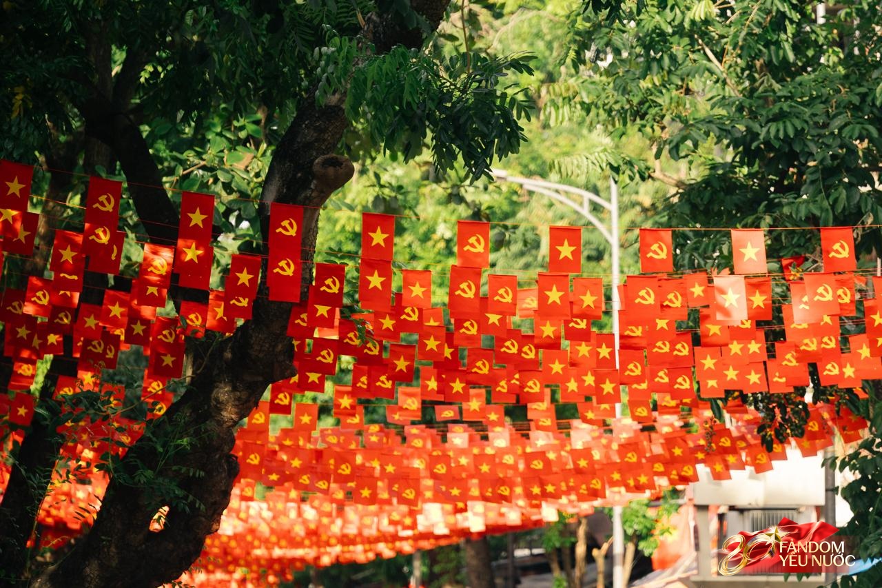 Hà Nội, những ngày đi dưới bóng cờ!- Ảnh 3. Hà Nội, những ngày đi dưới bóng cờ!- Ảnh 3.