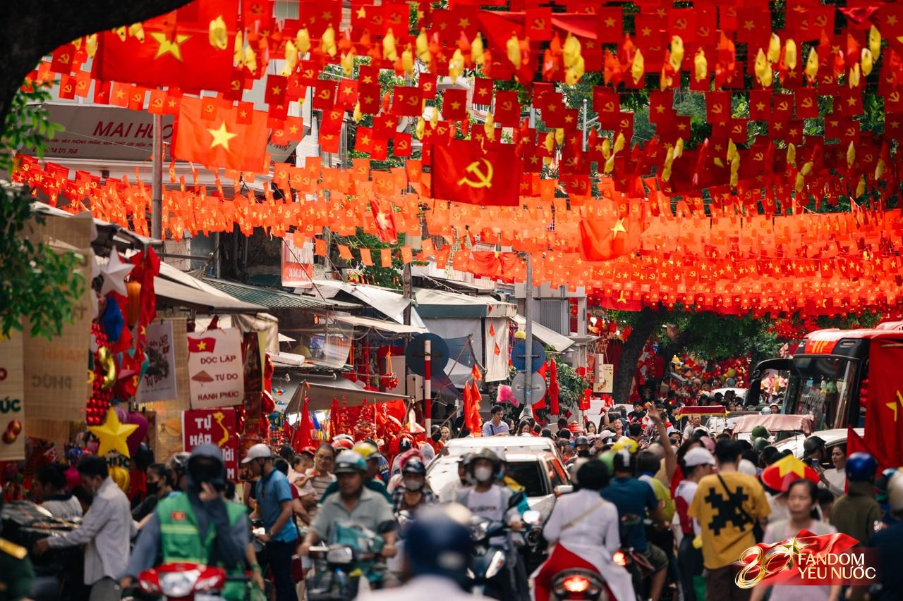 Hà Nội, những ngày đi dưới bóng cờ!- Ảnh 2. Hà Nội, những ngày đi dưới bóng cờ!- Ảnh 2.