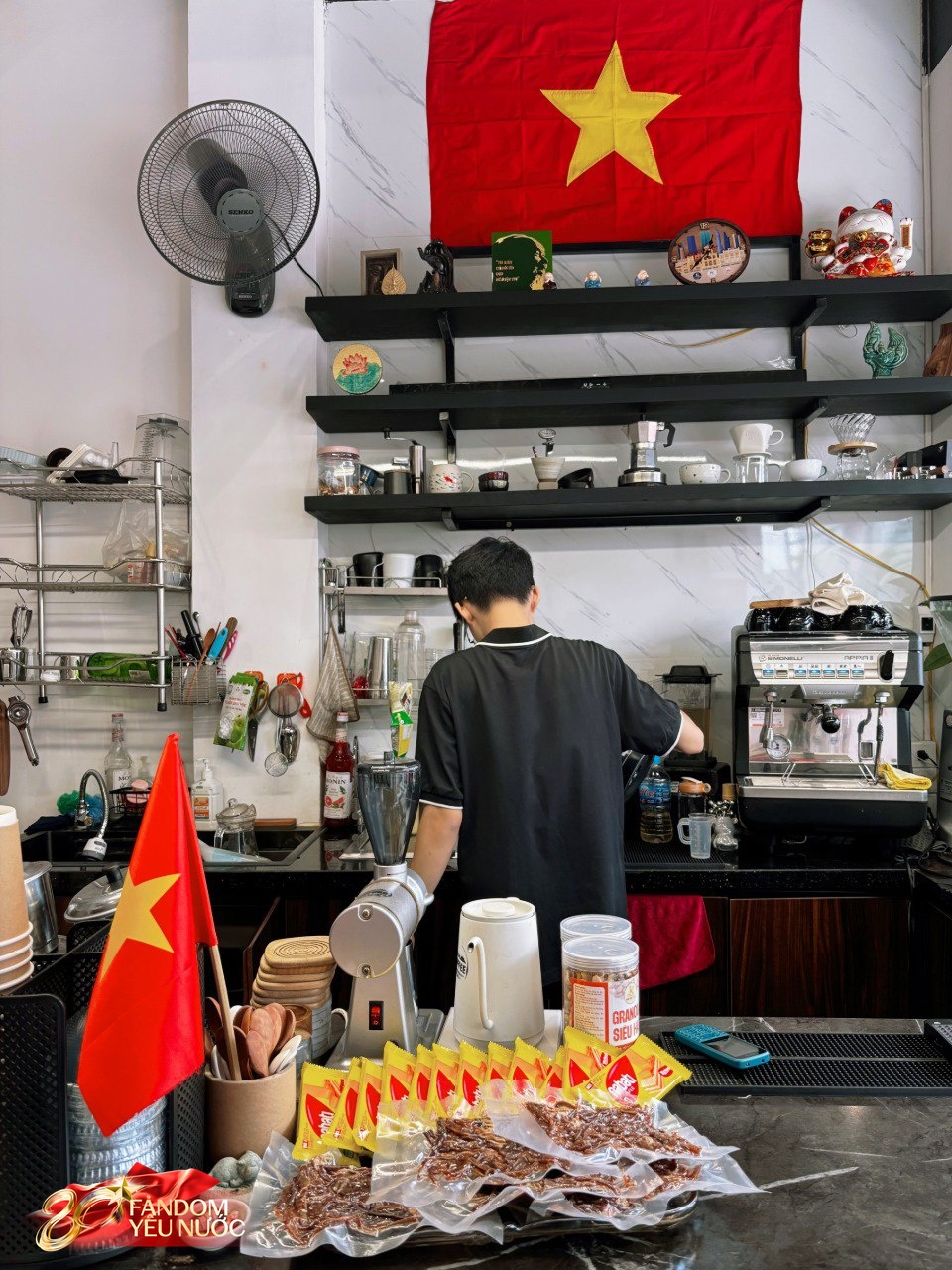 Chủ quán cà phê có view xem diễu binh đẹp nhất Hà Nội: "Chỉ 60 khách may mắn đặt được bàn, kín lịch suốt 2 tháng nay"- Ảnh 8. Chủ quán cà phê có view xem diễu binh đẹp nhất Hà Nội: "Chỉ 60 khách may mắn đặt được bàn, kín lịch suốt 2 tháng nay"- Ảnh 8.