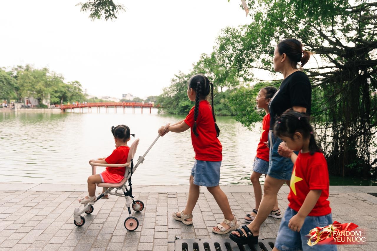 Hà Nội, những ngày đi dưới bóng cờ!- Ảnh 18. Hà Nội, những ngày đi dưới bóng cờ!- Ảnh 18.