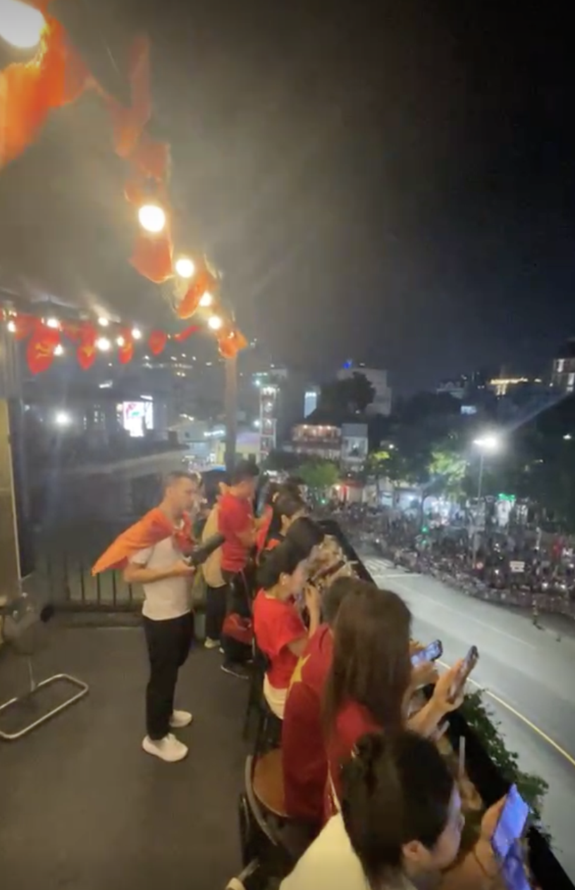 Chủ quán cà phê có view xem diễu binh đẹp nhất Hà Nội: "Chỉ 60 khách may mắn đặt được bàn, kín lịch suốt 2 tháng nay"- Ảnh 5. Chủ quán cà phê có view xem diễu binh đẹp nhất Hà Nội: "Chỉ 60 khách may mắn đặt được bàn, kín lịch suốt 2 tháng nay"- Ảnh 5.