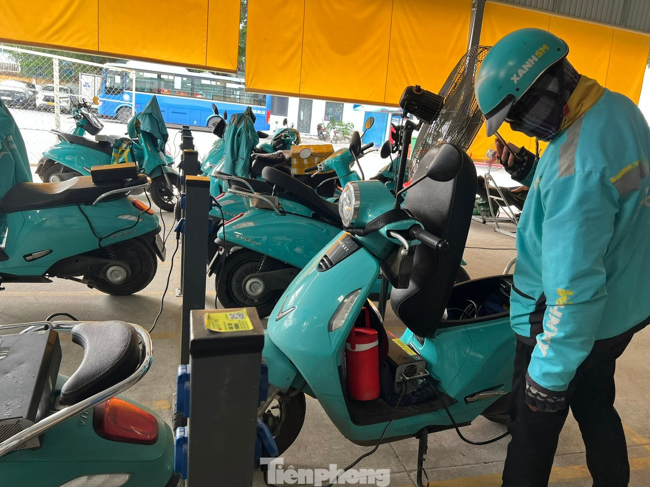 Bao giờ TPHCM 'khai tử' xe máy giao hàng chạy xăng?- Ảnh 2. Bao giờ TPHCM 'khai tử' xe máy giao hàng chạy xăng?- Ảnh 2.