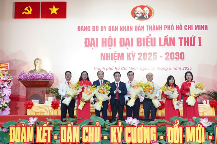 Chủ tịch UBND TP HCM Nguyễn Văn Được làm Bí thư Đảng ủy UBND thành phố nhiệm kỳ 2025-2030- Ảnh 5. Chủ tịch UBND TP HCM Nguyễn Văn Được làm Bí thư Đảng ủy UBND thành phố nhiệm kỳ 2025-2030- Ảnh 5.