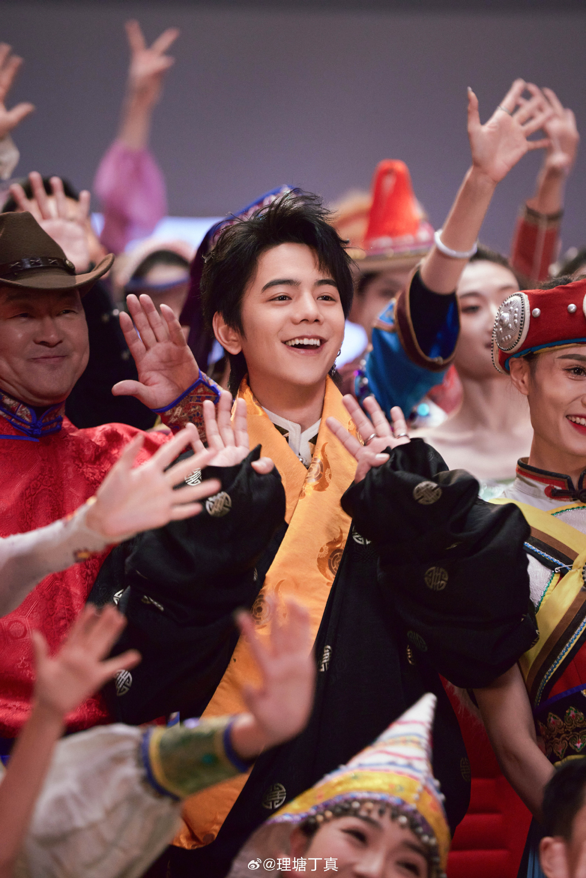 Chàng trai chăn bò bỗng nổi tiếng toàn quốc, vào showbiz đóng phim vì quá đẹp trai giờ ra sao?- Ảnh 2.