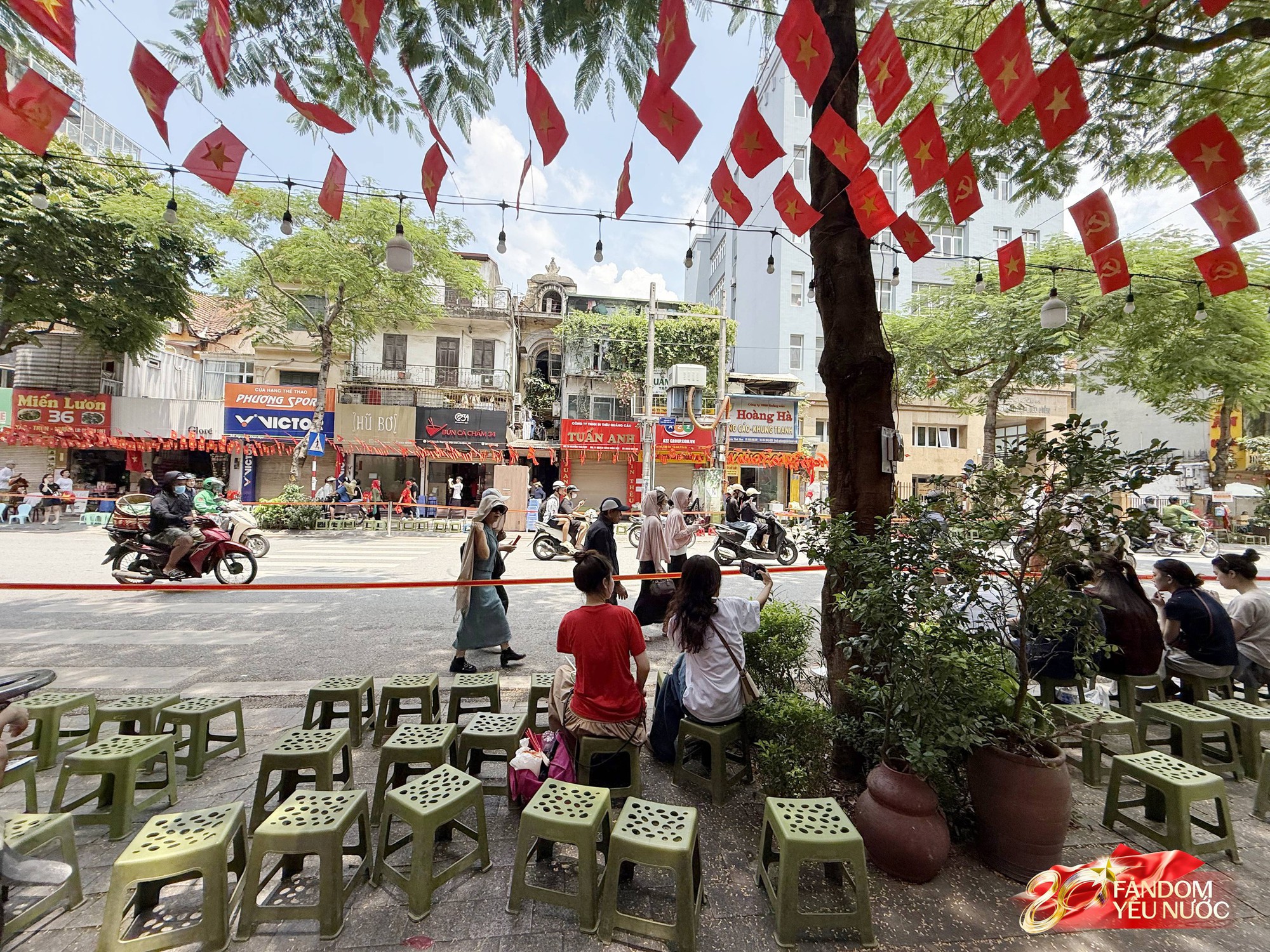 Nhiều hàng quán cho thuê ghế xem diễu binh: 20k-30k/ghế view Nhiều hàng quán cho thuê ghế xem diễu binh: 20k-30k/ghế view