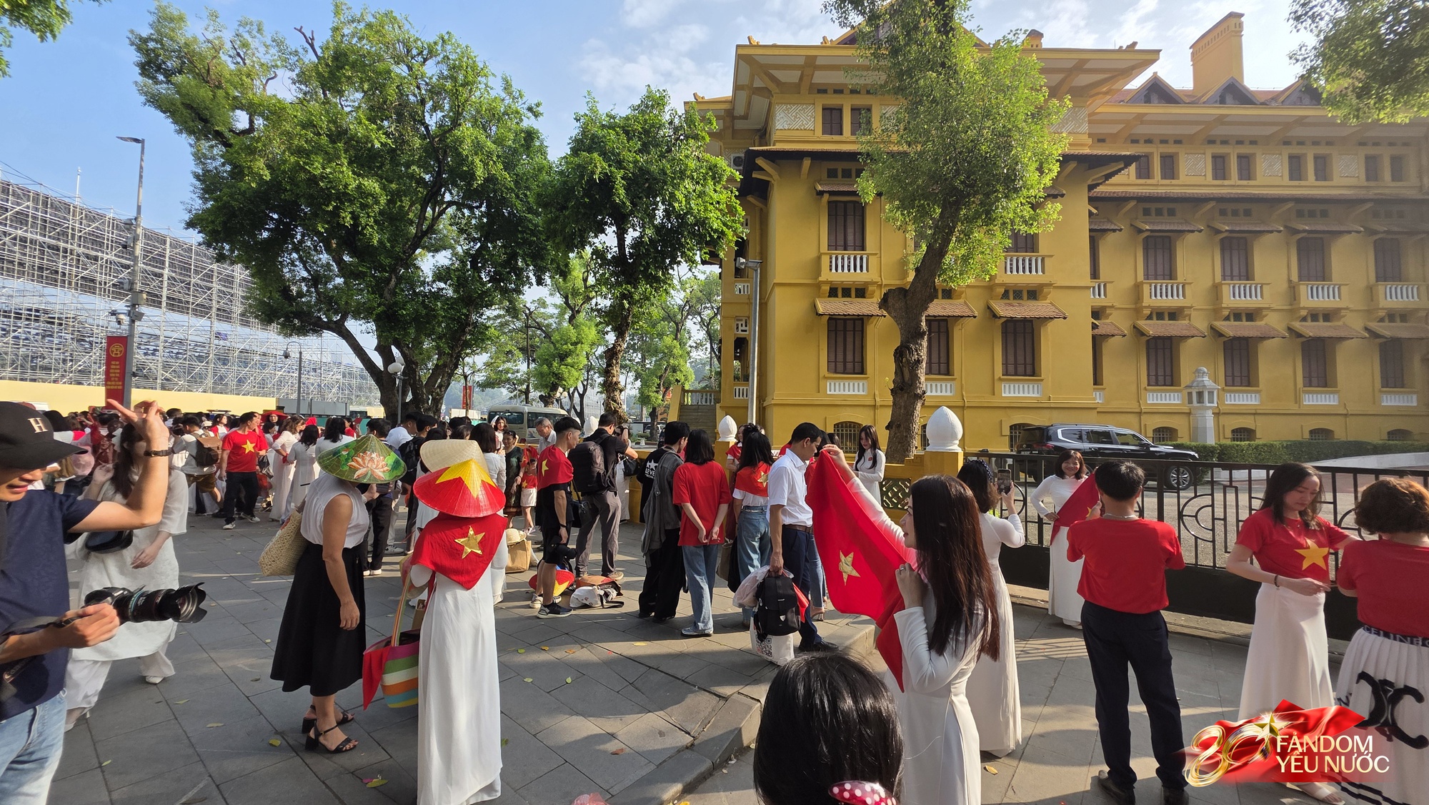 Ngày tổng hợp luyện lần 2: Máy bay tập luyện trên bầu trời, Quảng trường Ba Đình đông nghẹt người đổ về từ 4 giờ sáng- Ảnh 1. Ngày tổng hợp luyện lần 2: Máy bay tập luyện trên bầu trời, Quảng trường Ba Đình đông nghẹt người đổ về từ 4 giờ sáng- Ảnh 1.