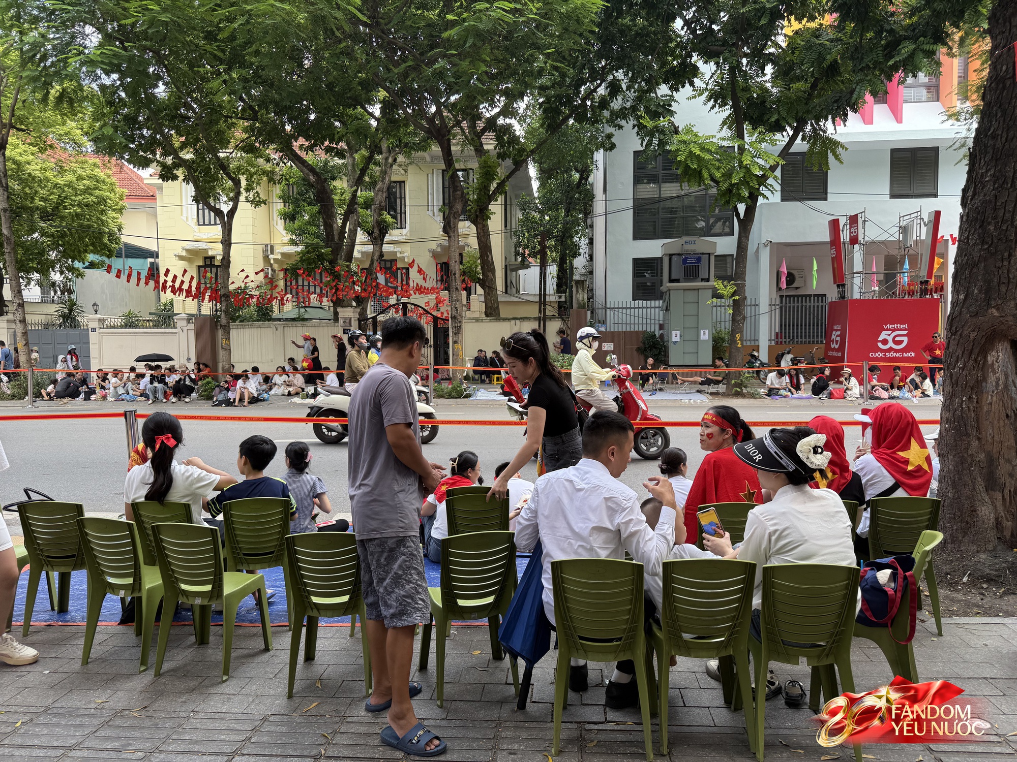 Nhiều hàng quán cho thuê ghế xem diễu binh: 20k-30k/ghế view Nhiều hàng quán cho thuê ghế xem diễu binh: 20k-30k/ghế view