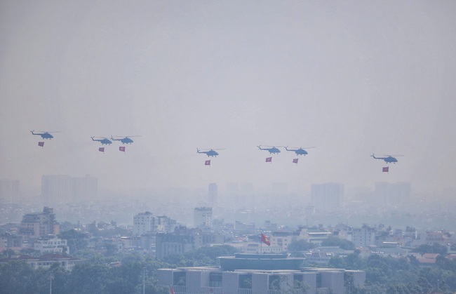 "Hổ mang chúa" Su30-MK2 bay qua Quảng trường Ba Đình- Ảnh 3. "Hổ mang chúa" Su30-MK2 bay qua Quảng trường Ba Đình- Ảnh 3.
