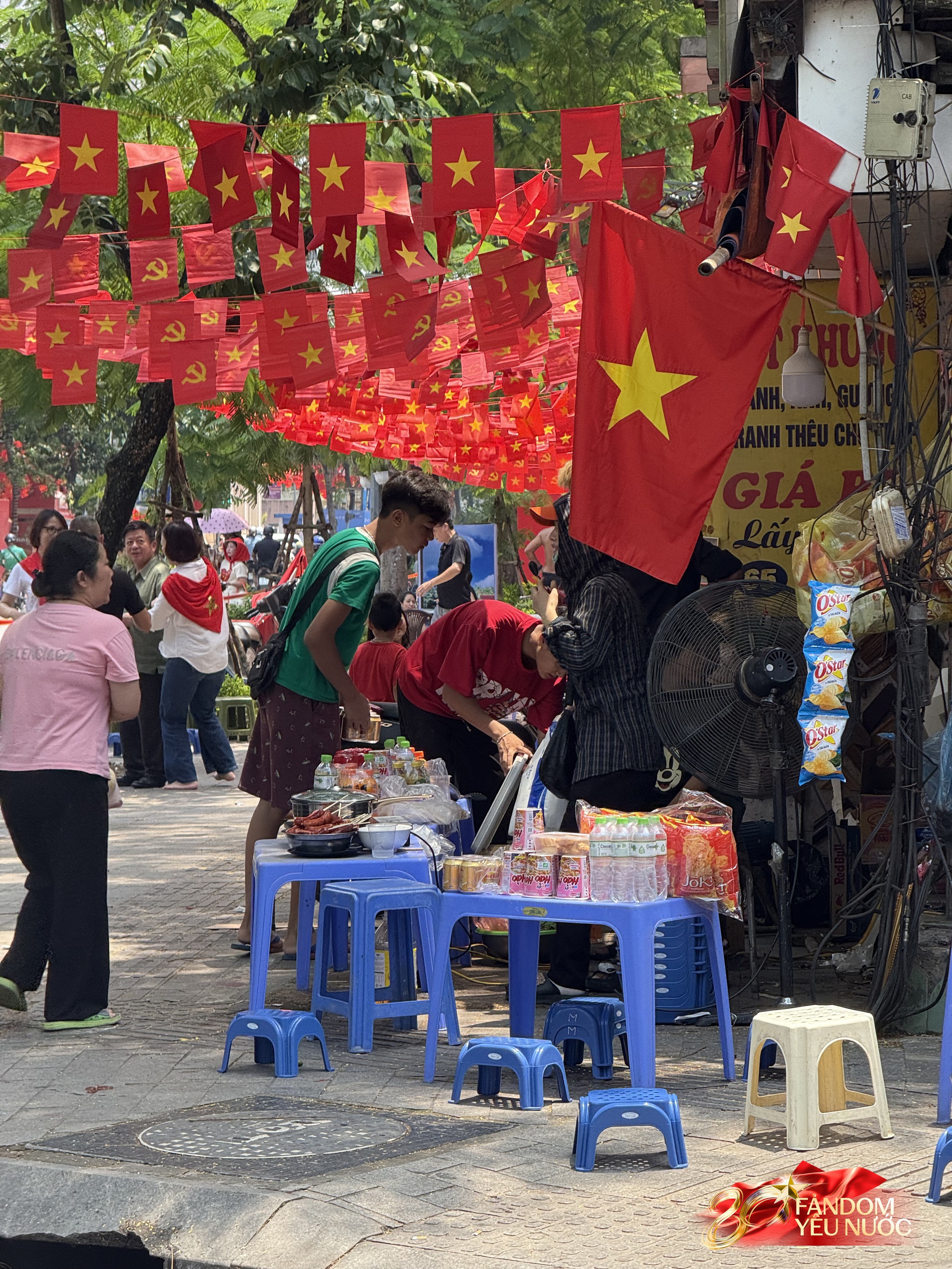 Nhiều hàng quán cho thuê ghế xem diễu binh: 20k-30k/ghế view Nhiều hàng quán cho thuê ghế xem diễu binh: 20k-30k/ghế view