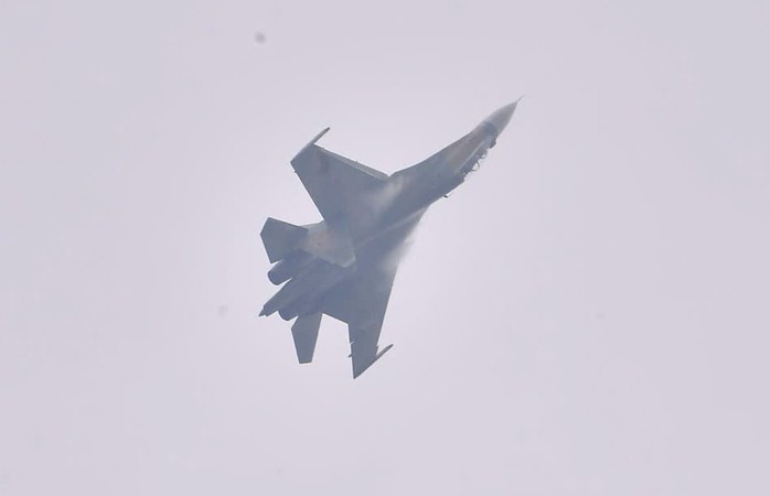 "Hổ mang chúa" Su30-MK2 bay qua Quảng trường Ba Đình- Ảnh 19. "Hổ mang chúa" Su30-MK2 bay qua Quảng trường Ba Đình- Ảnh 19.