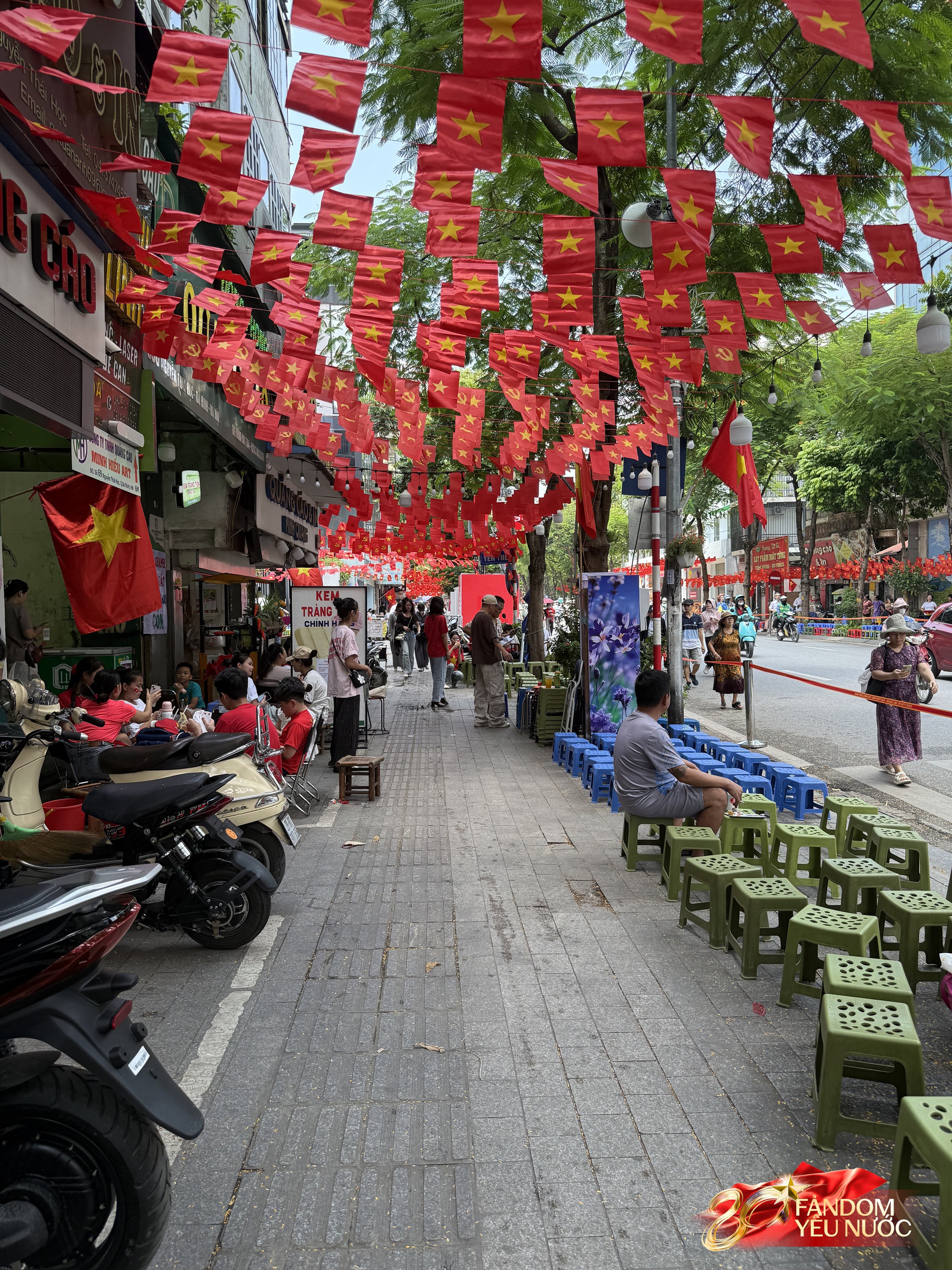 Nhiều hàng quán cho thuê ghế xem diễu binh: 20k-30k/ghế view Nhiều hàng quán cho thuê ghế xem diễu binh: 20k-30k/ghế view