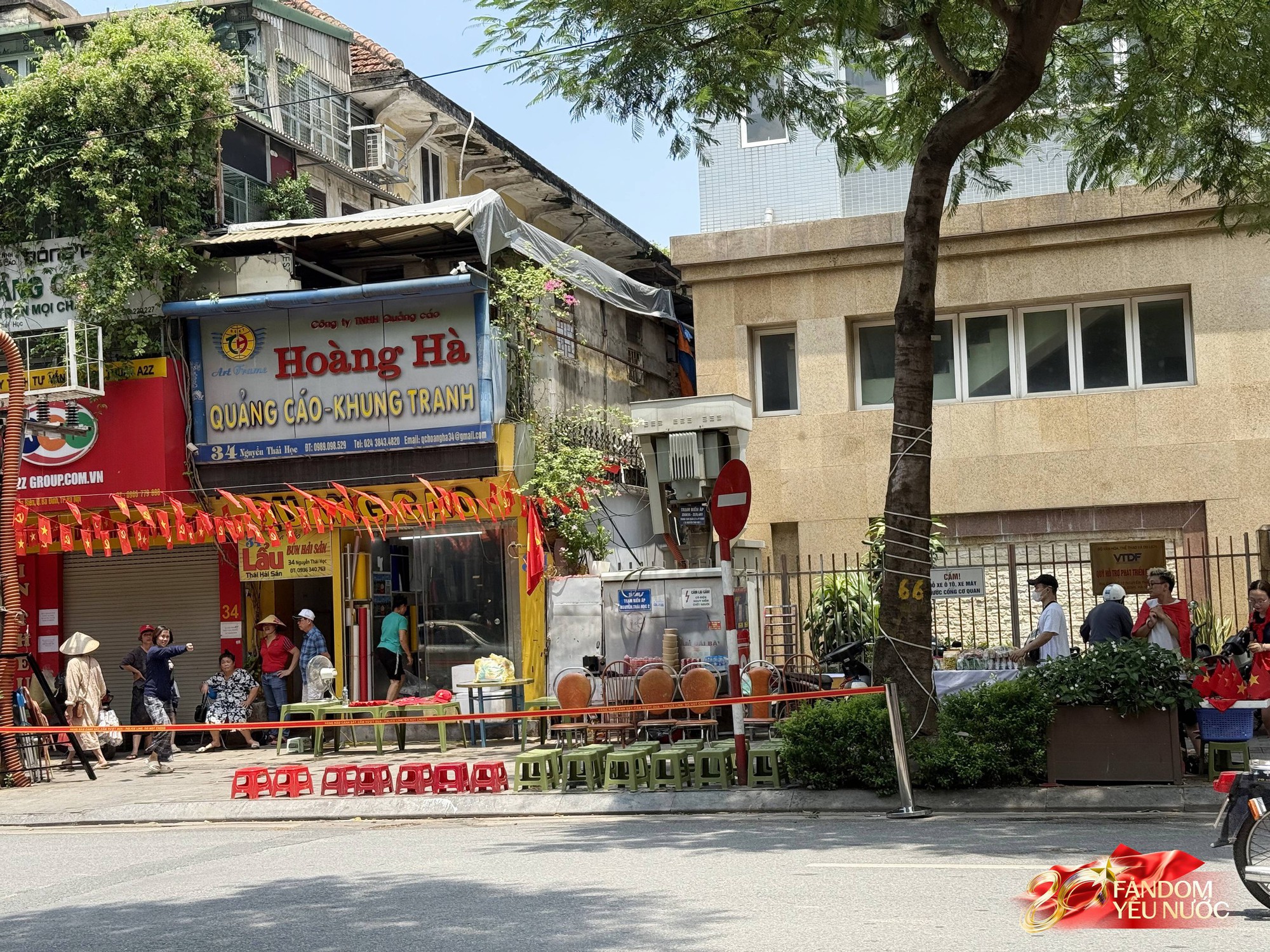 Nhiều hàng quán cho thuê ghế xem diễu binh: 20k-30k/ghế view Nhiều hàng quán cho thuê ghế xem diễu binh: 20k-30k/ghế view