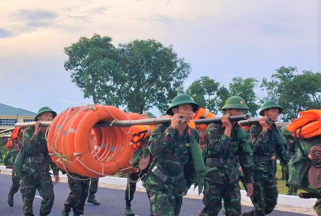 Chùm ảnh - clip: Bão số 5 cận kề, bộ đội cơ động 24/24 cứu dân và tài sản- Ảnh 2. Chùm ảnh - clip: Bão số 5 cận kề, bộ đội cơ động 24/24 cứu dân và tài sản- Ảnh 2.