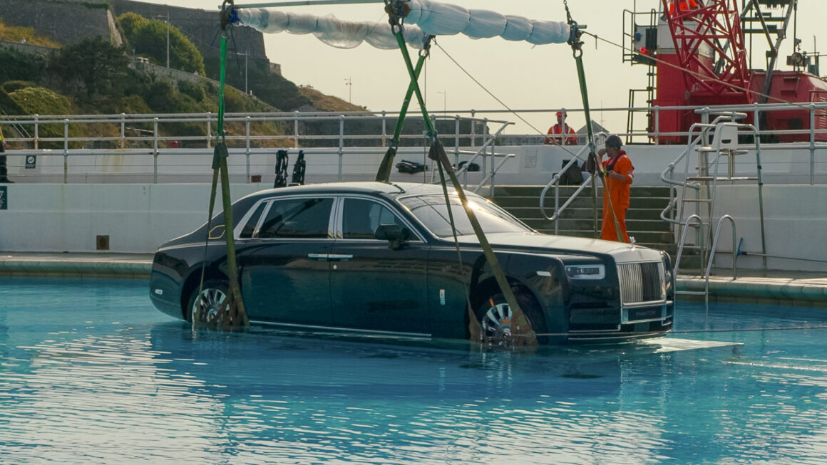 Cận cảnh nhúng nước siêu xe Rolls-Royce giá 50 tỷ đồng- Ảnh 1. Cận cảnh nhúng nước siêu xe Rolls-Royce giá 50 tỷ đồng- Ảnh 1.