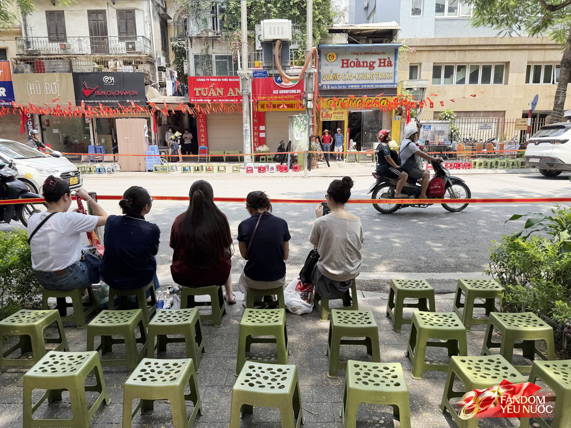 Nhiều hàng quán cho thuê ghế xem diễu binh: 20k-30k/ghế view Nhiều hàng quán cho thuê ghế xem diễu binh: 20k-30k/ghế view