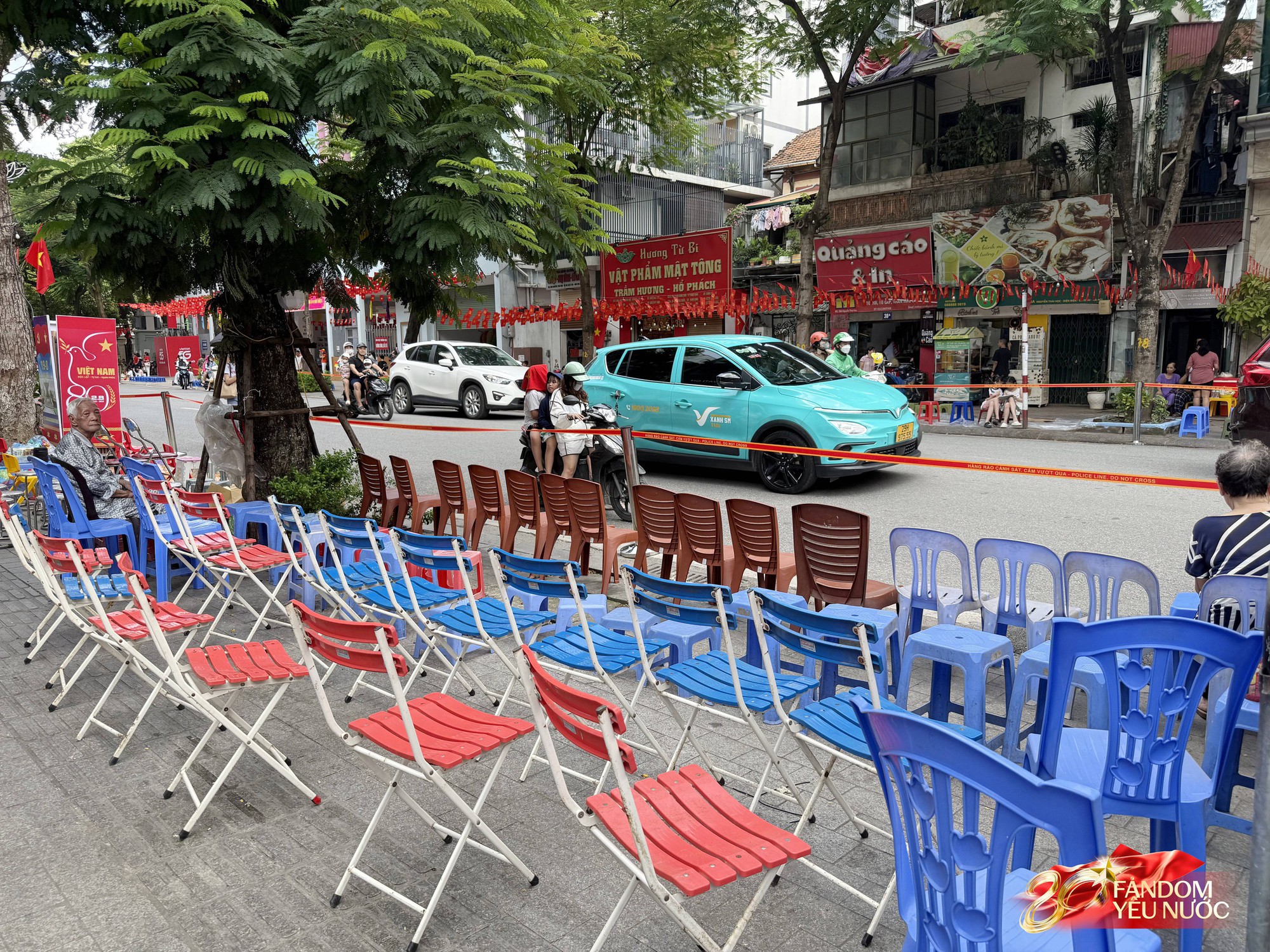 Nhiều hàng quán cho thuê ghế xem diễu binh: 20k-30k/ghế view Nhiều hàng quán cho thuê ghế xem diễu binh: 20k-30k/ghế view