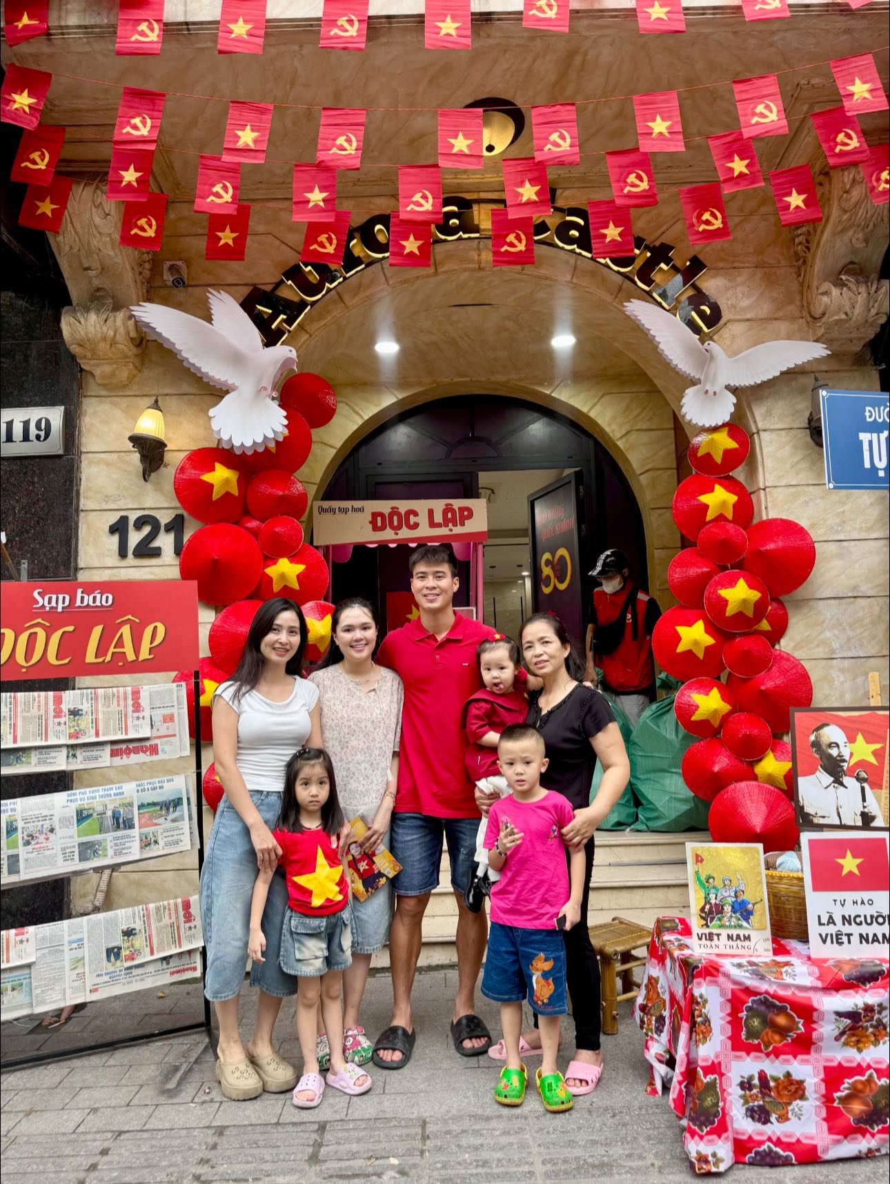 "Còn tổng hợp luyện A80 em còn mở quầy",vợ Duy Mạnh phát 700 cây kem, bánh mì tại nhà mặt phố 6 tầng hôm nay!- Ảnh 3. "Còn tổng hợp luyện A80 em còn mở quầy",vợ Duy Mạnh phát 700 cây kem, bánh mì tại nhà mặt phố 6 tầng hôm nay!- Ảnh 3.