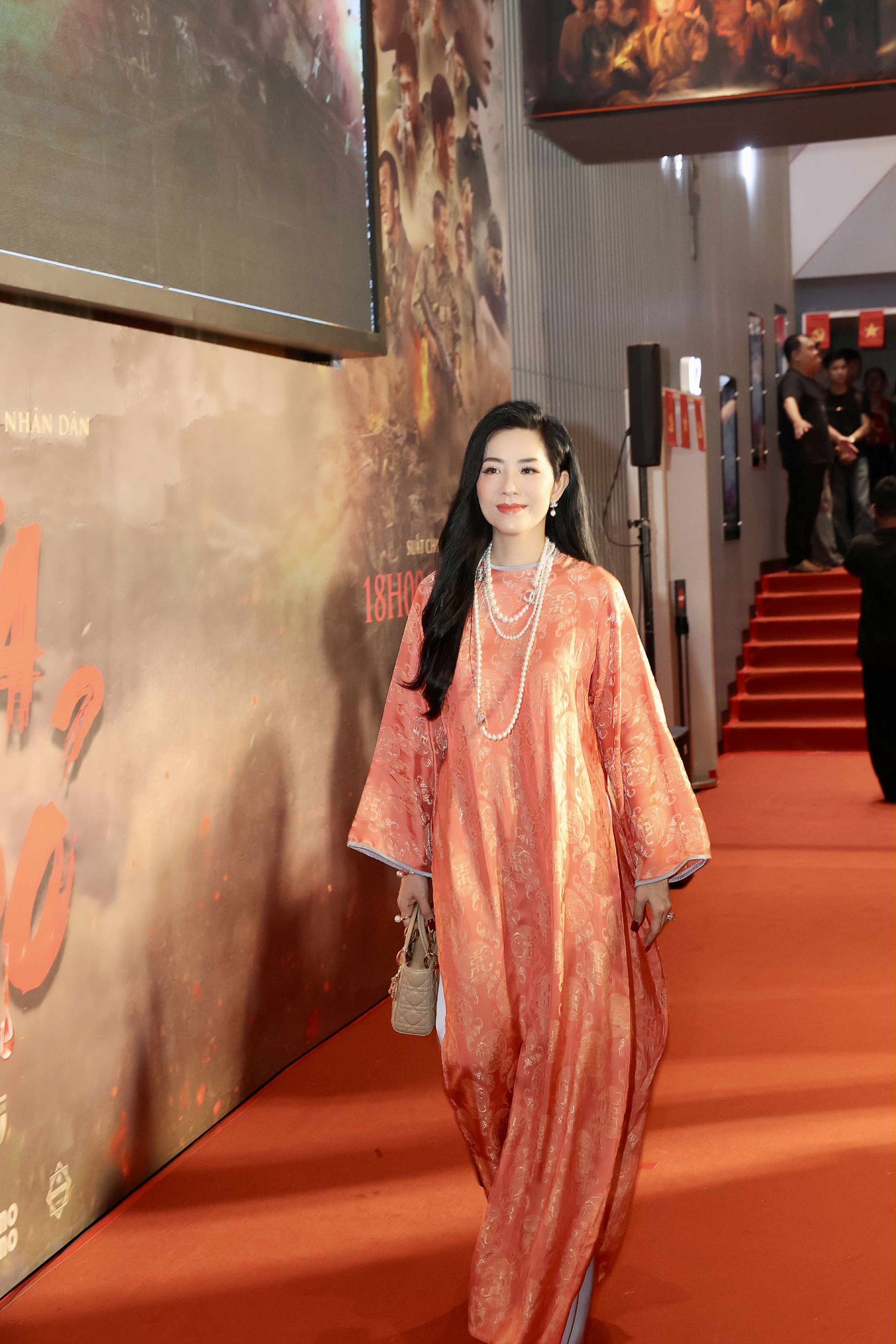 Mỹ nhân bí ẩn nhất Mưa Đỏ: Hoa hậu kín tiếng bậc nhất Vbiz, lên hình 3 phút mà khiến MXH ráo riết truy lùng- Ảnh 4.