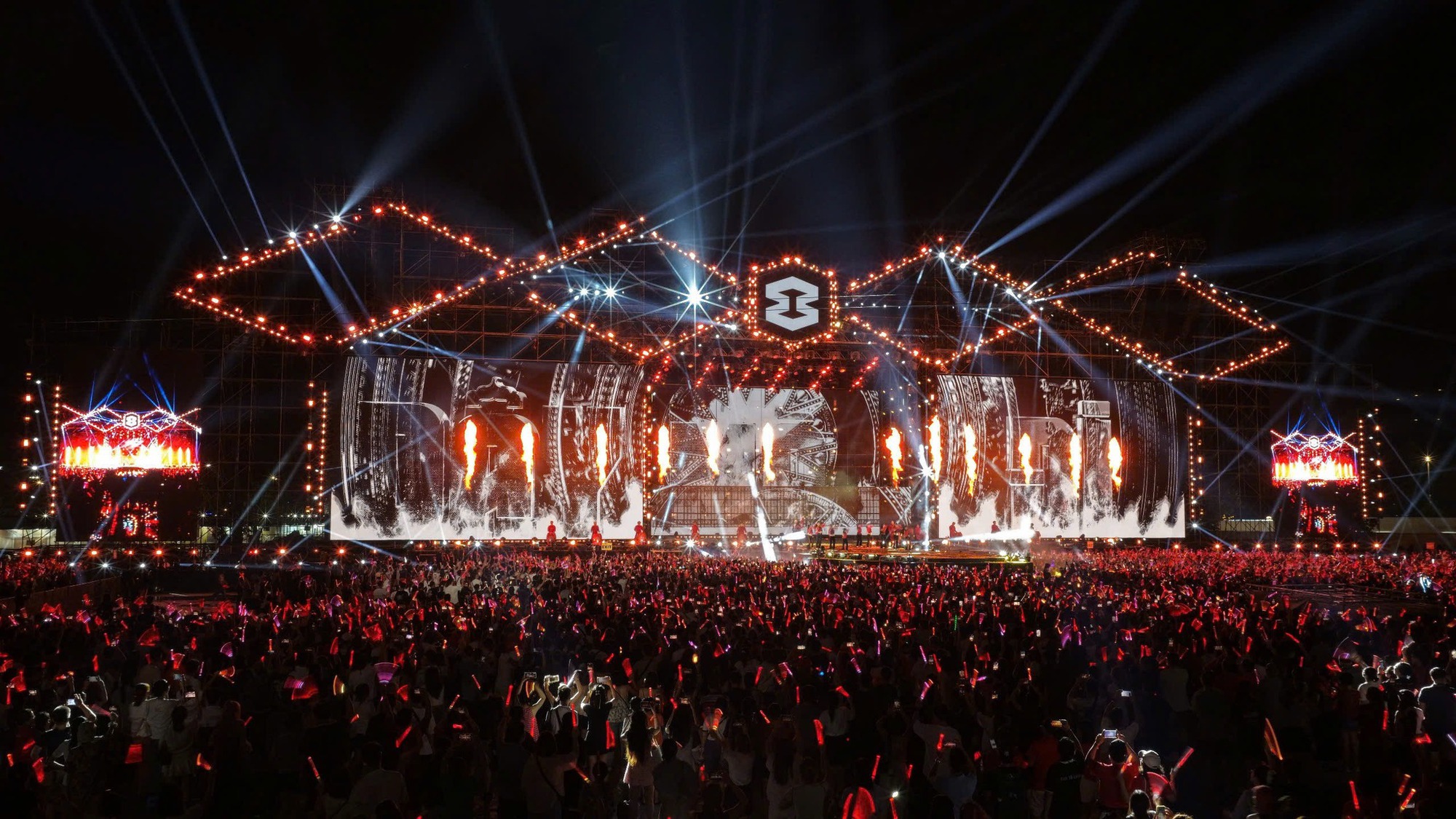 50.000 khán giả đổ về sự kiện âm nhạc có quy mô lớn nhất từ trước đến nay của Vingroup, bùng nổ cùng loạt sao quốc tế- Ảnh 1.