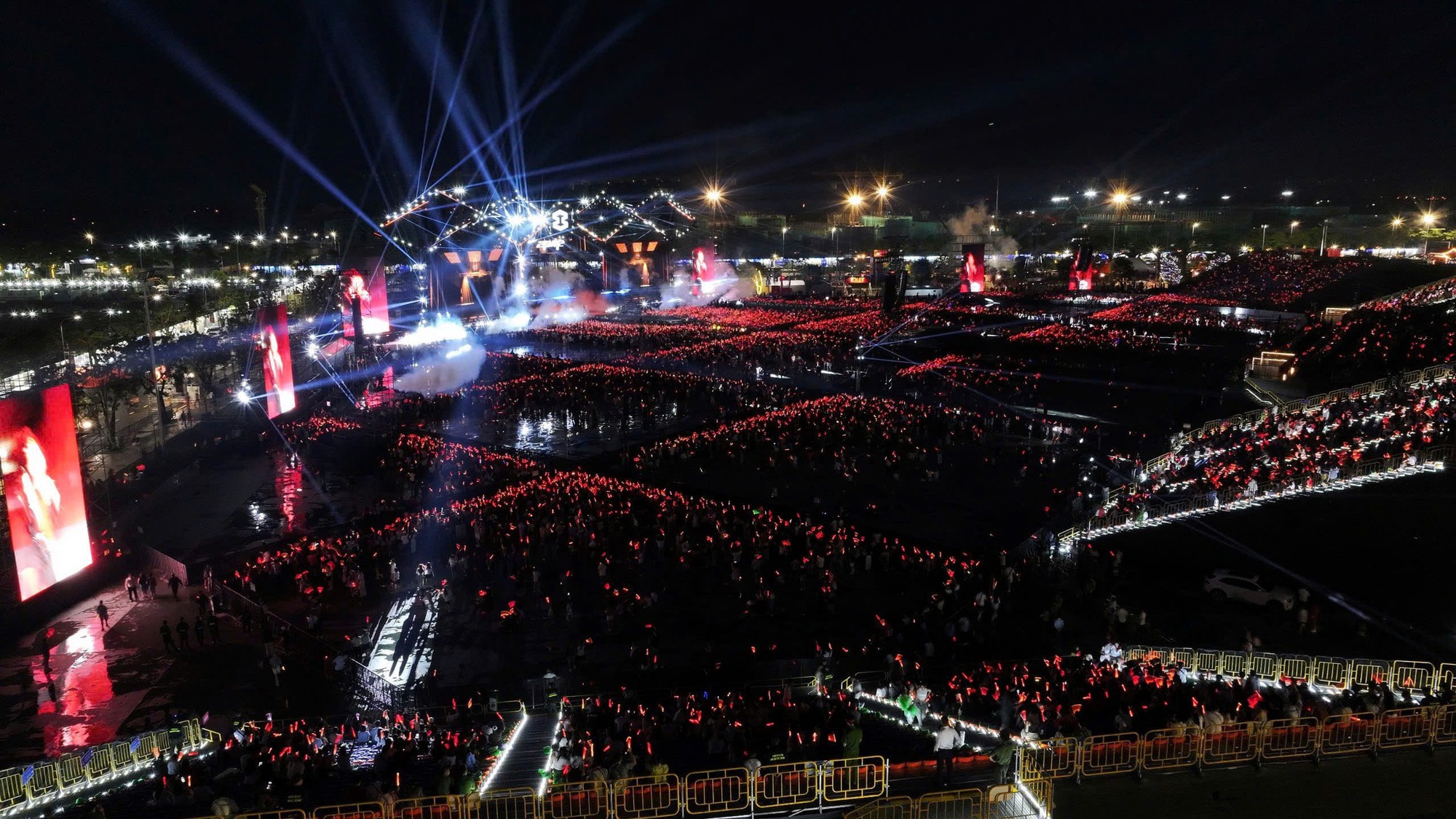 50.000 khán giả đổ về sự kiện âm nhạc có quy mô lớn nhất từ trước đến nay của Vingroup, bùng nổ cùng loạt sao quốc tế- Ảnh 2.