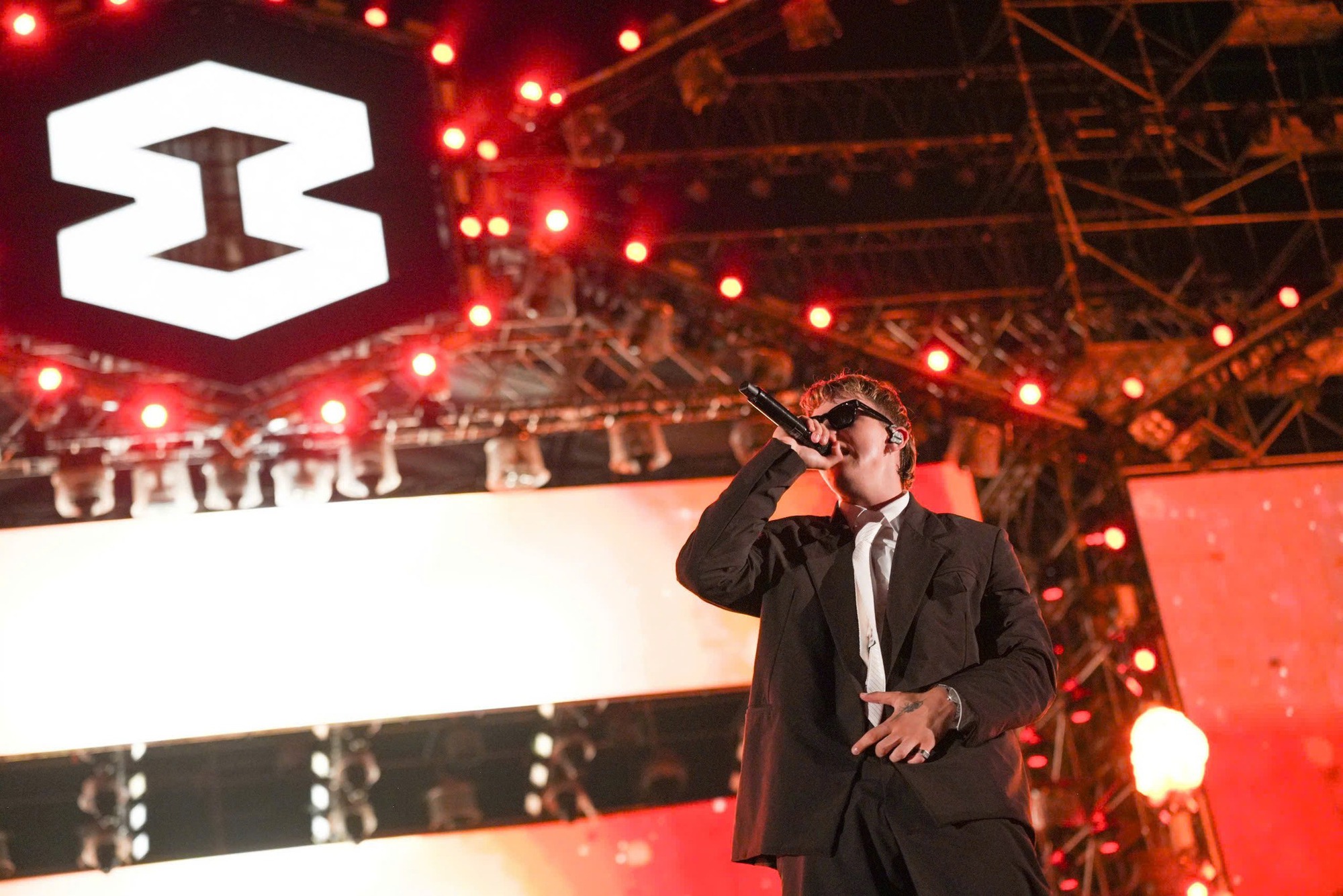 50.000 khán giả đổ về sự kiện âm nhạc có quy mô lớn nhất từ trước đến nay của Vingroup, bùng nổ cùng loạt sao quốc tế- Ảnh 3.