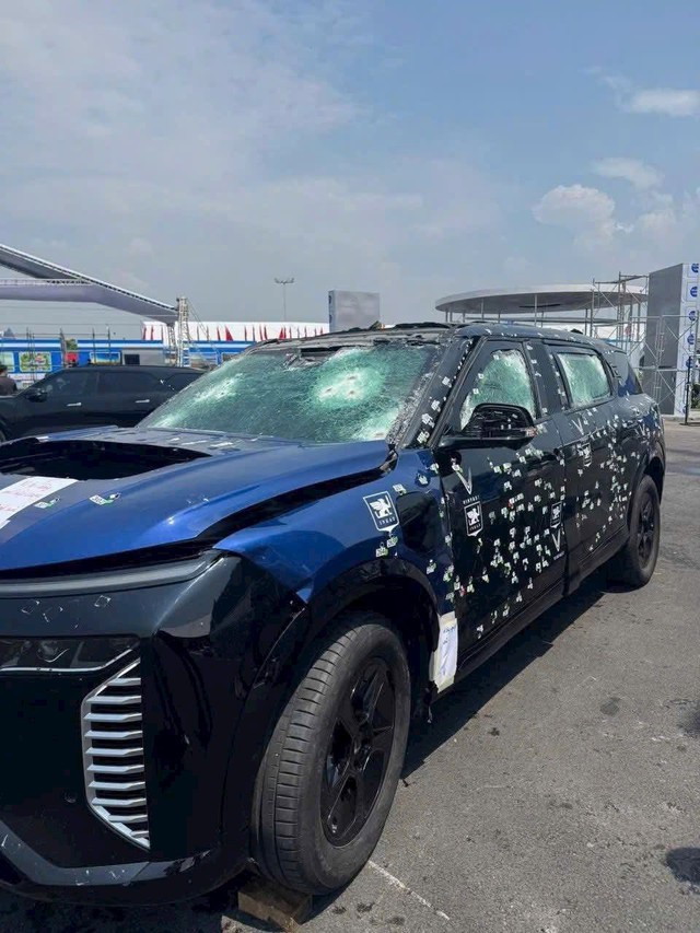 Xe VinFast VF 9 limousine chi chít vết đạn bắn, tổng hơn 400 phát: Hé lộ về đơn vị nâng cấp chống đạn- Ảnh 2. Xe VinFast VF 9 limousine chi chít vết đạn bắn, tổng hơn 400 phát: Hé lộ về đơn vị nâng cấp chống đạn- Ảnh 2.