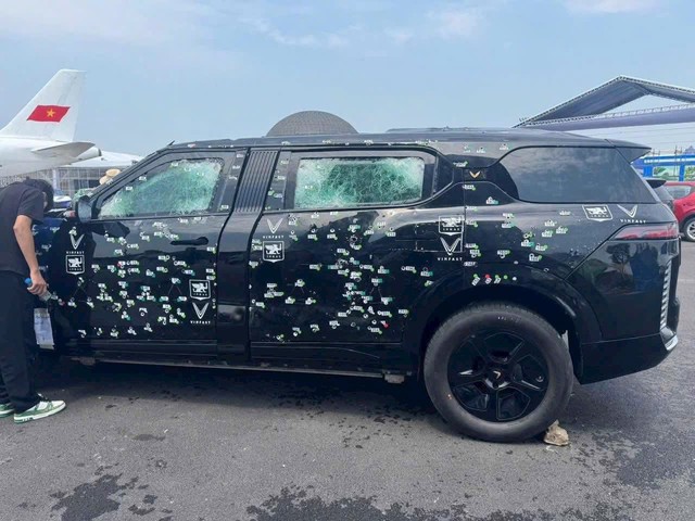 Xe VinFast VF 9 limousine chi chít vết đạn bắn, tổng hơn 400 phát: Hé lộ về đơn vị nâng cấp chống đạn- Ảnh 1. Xe VinFast VF 9 limousine chi chít vết đạn bắn, tổng hơn 400 phát: Hé lộ về đơn vị nâng cấp chống đạn- Ảnh 1.